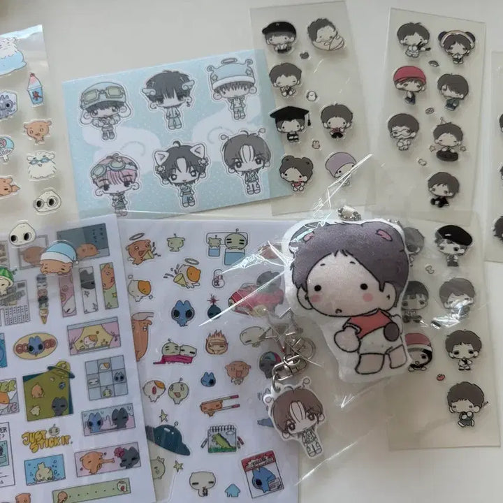 [BUNJANG] BOYNEXTDOOR DUDU Sticker &amp; Cushion Keyring Bundle Set / 보넥도 비공굿 박사 김부쫀 듀 doo 스티커 키링 쿠션키링 양도