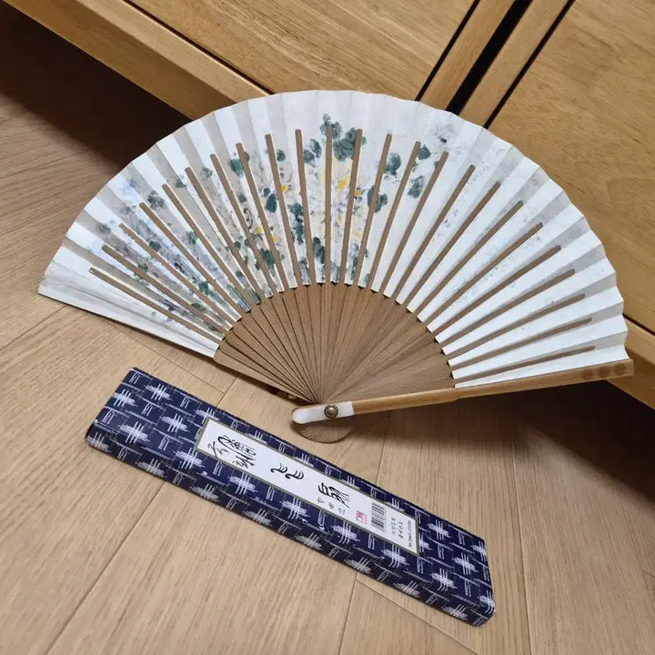[BUNJANG] Premium Folding Fan (Chrysanthemum Painting) with Case / 고급 전통 접이식 부채 (국화 그림)