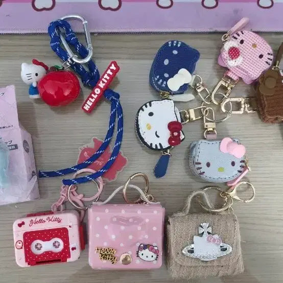 [SOLD OUT] [급처분]헬로키티 키링 파우치 세트판매합니다