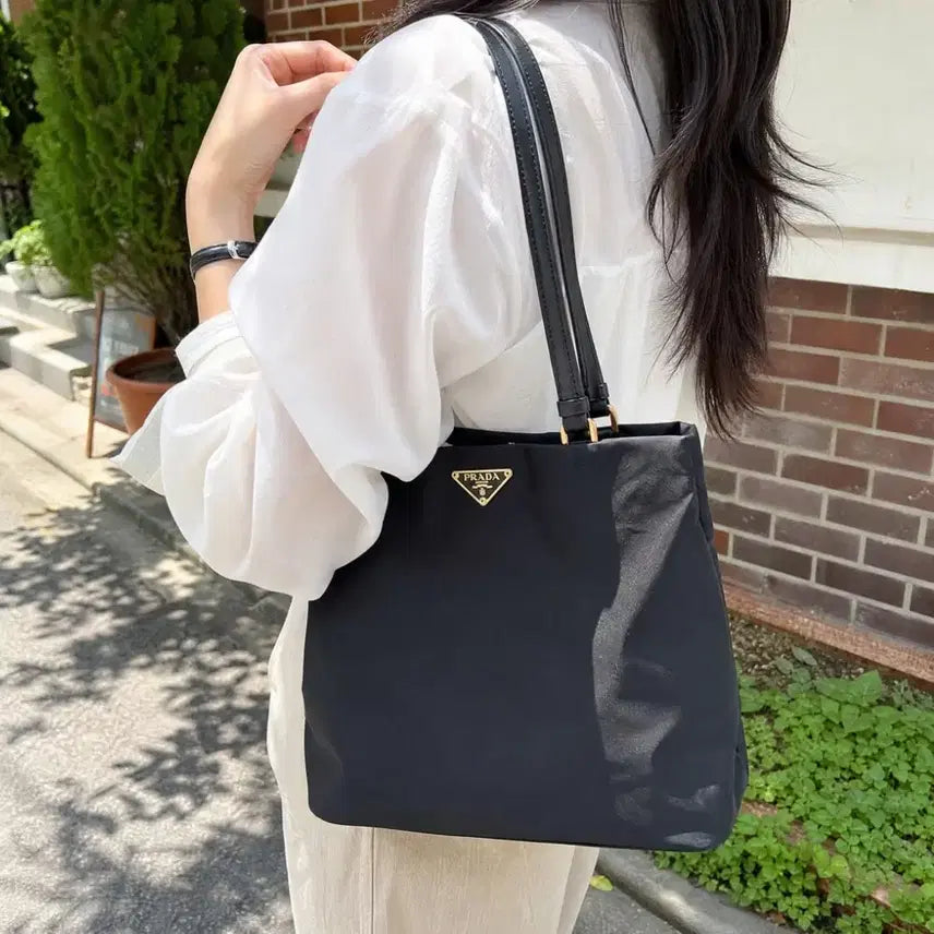 [BUNJANG] Prada Pocono Nylon Triangle Plate Leather Shoulder Bag / 프라다 포코노 나일론 삼각 플레이트 레더 숄더백