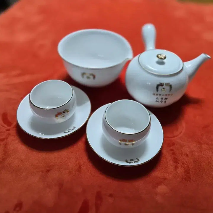[BUNJANG] Cheongwadae Roh Moo-hyun Presidential Phoenix Pattern White Porcelain Tea Set / 청와대 노무현 대통령 봉황무늬 백자 다기세트