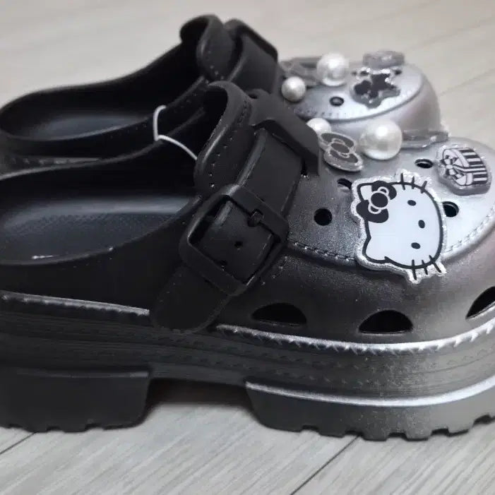 [BUNJANG] Hello Kitty Platform Sandals with Jibbitz (240) / 헬로키티 통굽 샌들 키높이 슬리퍼 키티 지비츠 240 새상품