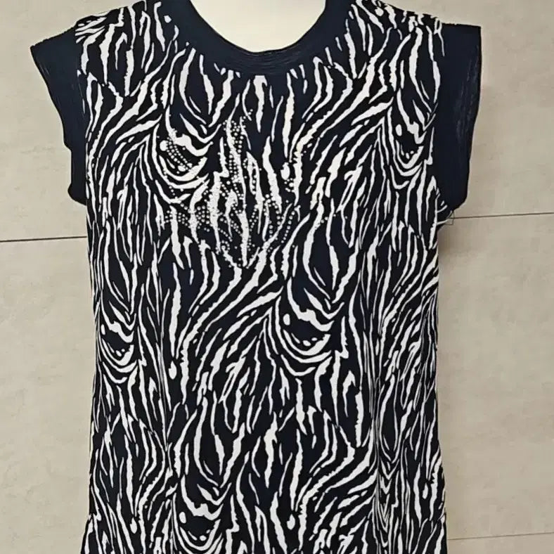 [BUNJANG] Leopard Print Sleeveless Blouse &amp; Linen Chiffon T-Shirt Bundle Set / 호피 무늬 나시 블라우스 + 린넨 쉬폰 티셔츠(일괄)