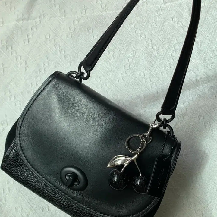 [BUNJANG] Coach All Black Leather Turnlock Shoulder Bag / Coach 올블랙 레더 턴락 숄더백