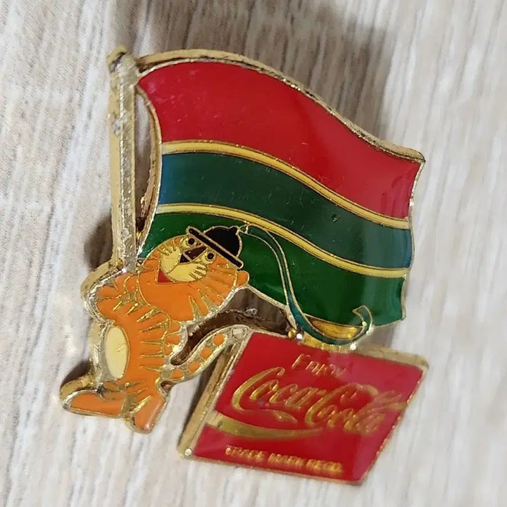 [BUNJANG] Vintage Coca-Cola Tiger Flag Collection Badge / 빈티지 코카콜라 뱃지 호랑이 국기 컬렉션