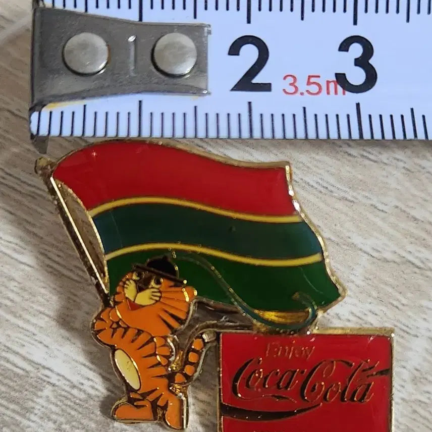 [BUNJANG] Vintage Coca-Cola Tiger Flag Collection Badge / 빈티지 코카콜라 뱃지 호랑이 국기 컬렉션