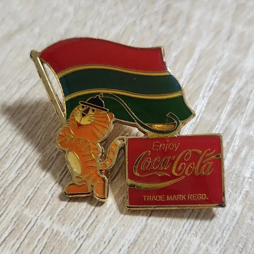 [BUNJANG] Vintage Coca-Cola Tiger Flag Collection Badge / 빈티지 코카콜라 뱃지 호랑이 국기 컬렉션