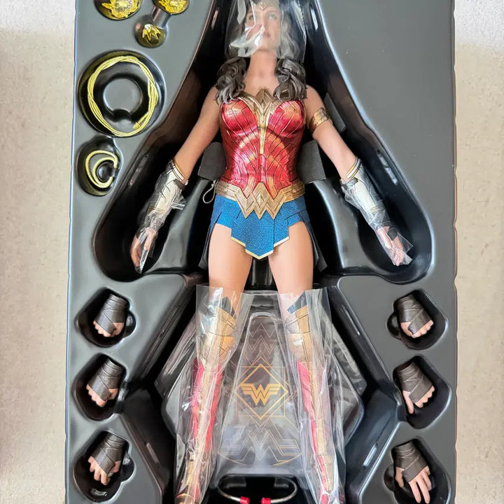 [BUNJANG] Hot Toys Wonder Woman MMS584 Action Figure / 핫토이 원더우먼 MMS584 판매합니다