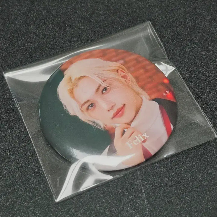 [BUNJANG] Stray Kids Felix Japan Christmas Can Badge Pin Button / 스트레이키즈 필릭스 일본 크리스마스 캔뱃지 핀버튼