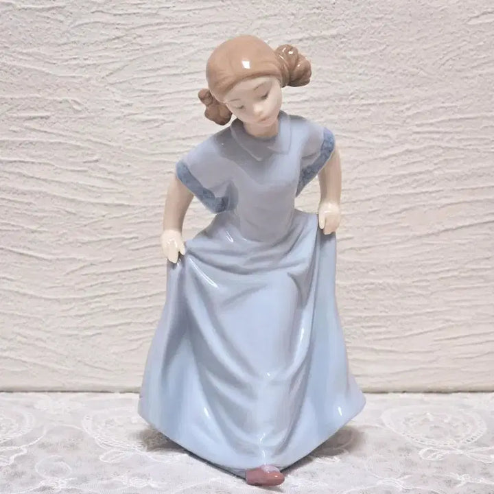 [BUNJANG] Lladro Nao My New Shoes Figurine / 스페인 야드로 나오 피겨린 작품 도자기인형 빈티지 나의 새 신발 장식
