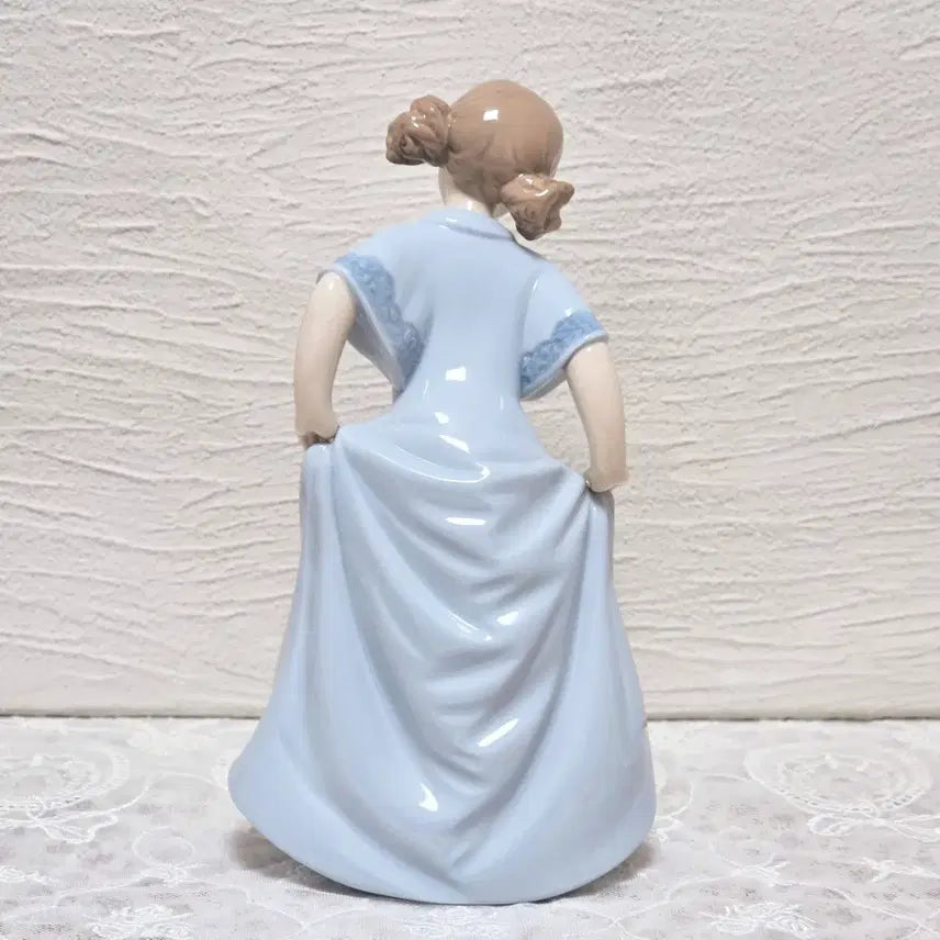 [BUNJANG] Lladro Nao My New Shoes Figurine / 스페인 야드로 나오 피겨린 작품 도자기인형 빈티지 나의 새 신발 장식