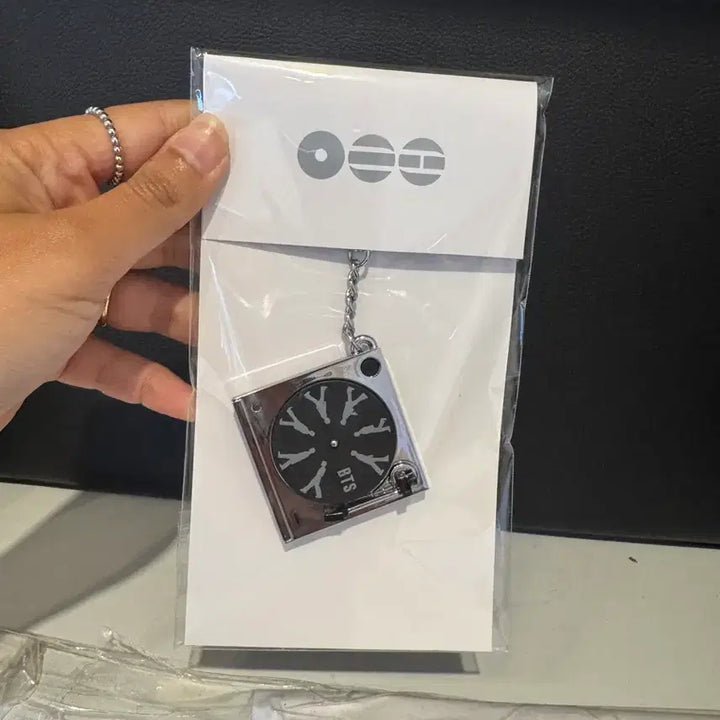[BUNJANG] BTS Turntable Keyring and Arirang Pop-Up Shopping Bag Set / BTS Turntable Keyring