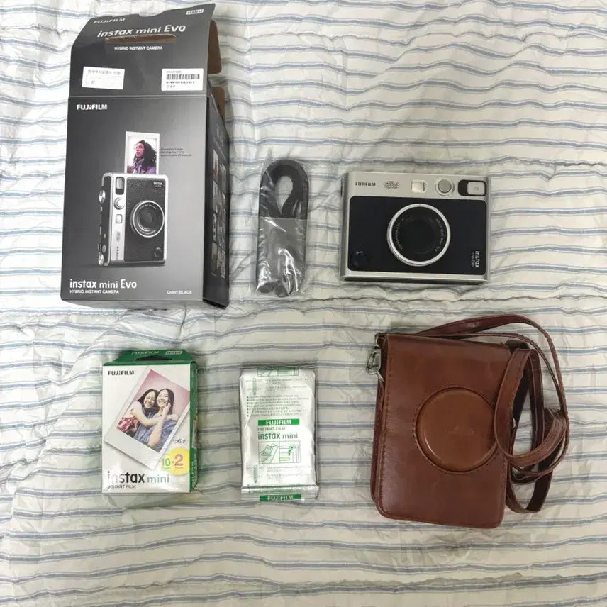 [BUNJANG] Fujifilm Instax Mini Evo Bundle with 30 Film Sheets and Case / 후지필름 인스탁스 미니에보 5핀 + 필름 30장 + 케이스