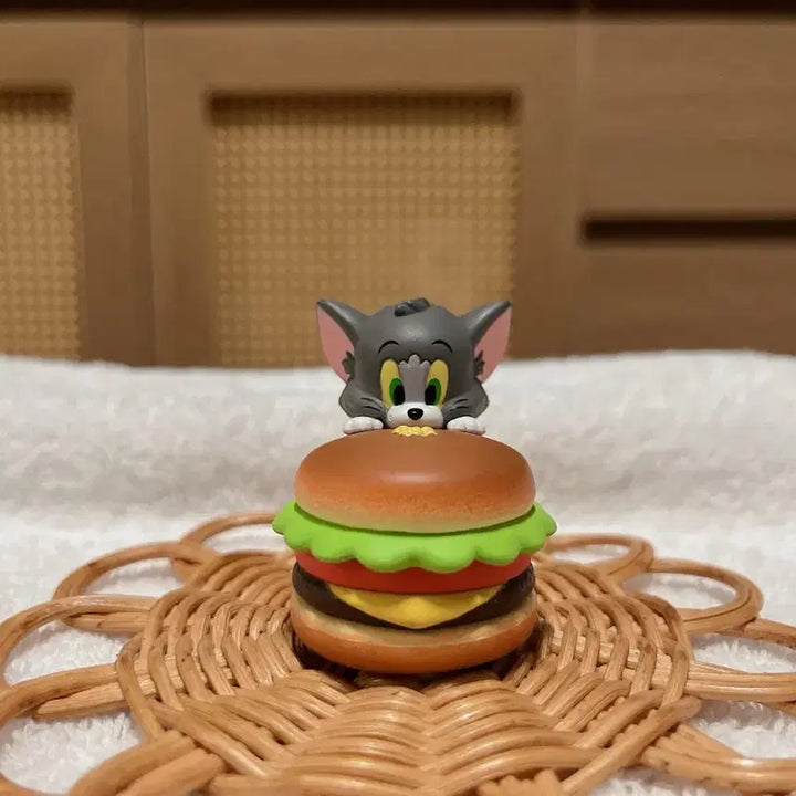 [BUNJANG] Tom &amp; Jerry "Nom Nom Hide and Seek" Series 3 Tom Hamburger Figure / 톰과 제리 냠냠 숨바꼭질 03 톰과제리 가챠 톰 햄버거피규어
