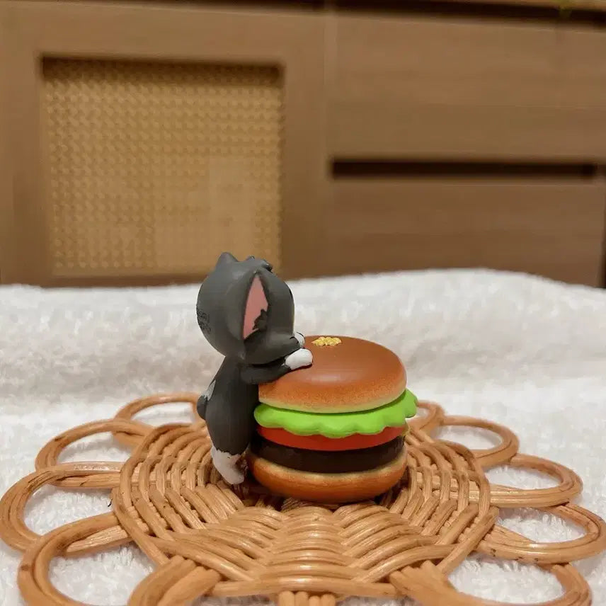 [BUNJANG] Tom &amp; Jerry "Nom Nom Hide and Seek" Series 3 Tom Hamburger Figure / 톰과 제리 냠냠 숨바꼭질 03 톰과제리 가챠 톰 햄버거피규어