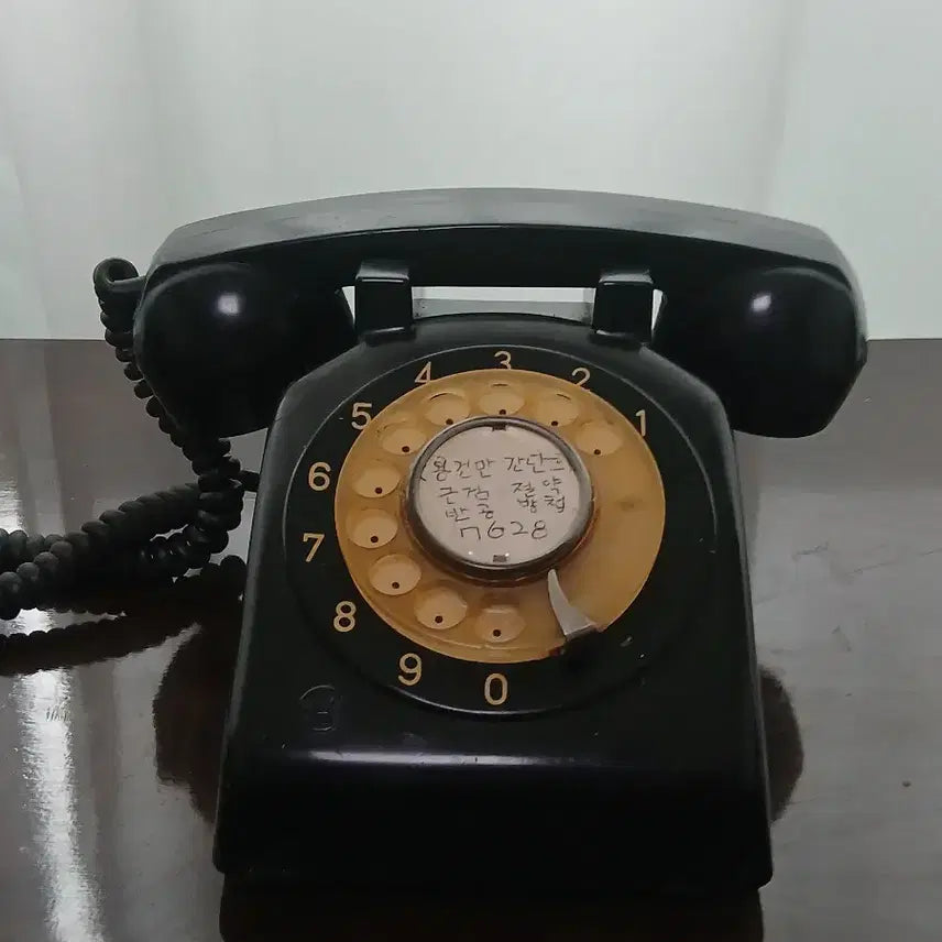 [BUNJANG] 1973 Goldstar Cheshin No. 1 Rotary Dial Telephone with Internal Circuit Diagram / 73년식 금성 골드스타 체신1호 공전식 자동식 다이얼 전화기 회로도 보존