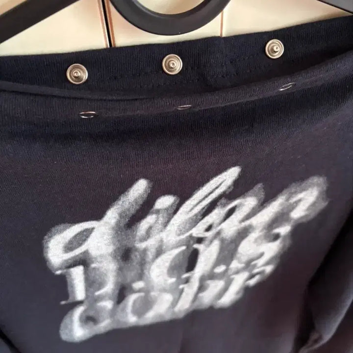 [BUNJANG] ZigZag ZIZIZPX Printing Off-Shoulder T-Shirt / 지그재그 지지피엑스 프린팅 오프숄더 티셔츠