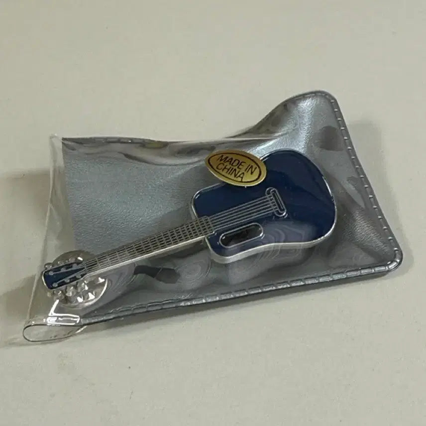 [BUNJANG] Lucy Choi Sangyeop Lava Guitar Badge / 루시 최상엽 라바 기타 뱃지