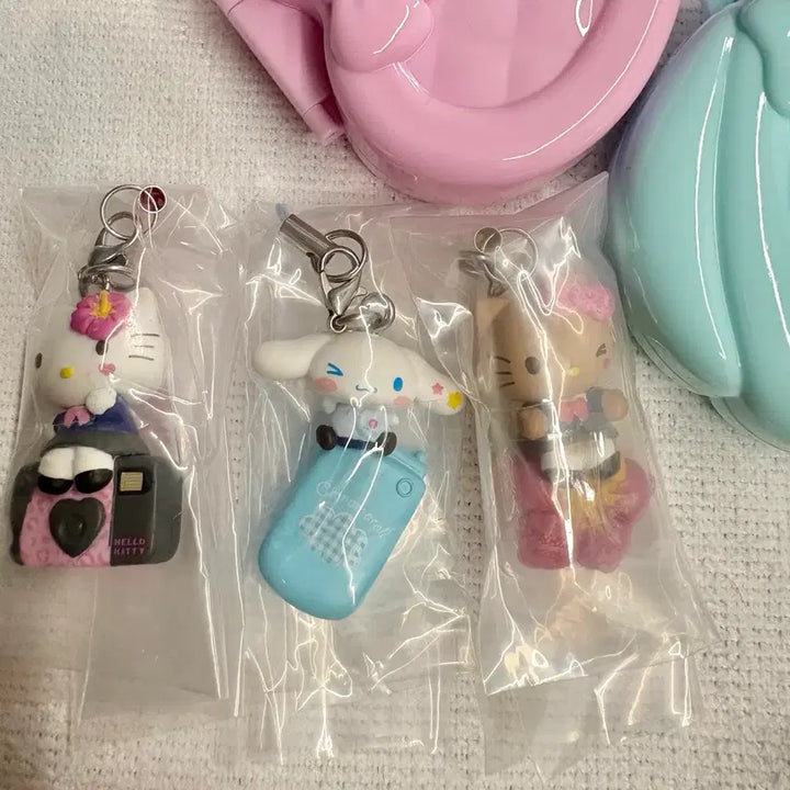 [BUNJANG] Sanrio Heisei Gacha 3-Piece Set (Kitty, Tanning Kitty, Cinnamoroll) / 산리오 헤이세이 가챠 3종 일괄 판매 합니다