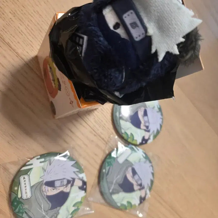 [BUNJANG] Naruto Kakashi Tapinui &amp; Badge Set / 나루토 카카시 타피누이 &amp; 뱃지 세트