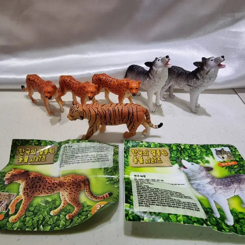 [BUNJANG] Set of 6 Extinct Korean Animals Figurines (Tiger, Leopard, Wolf) / 한국의 멸종된 동물시리즈 호랑이, 표범, 늑대 피규어 6개 일괄 판매