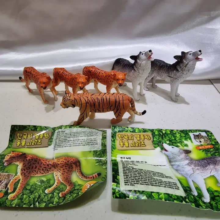 [BUNJANG] Set of 6 Extinct Korean Animals Figurines (Tiger, Leopard, Wolf) / 한국의 멸종된 동물시리즈 호랑이, 표범, 늑대 피규어 6개 일괄 판매