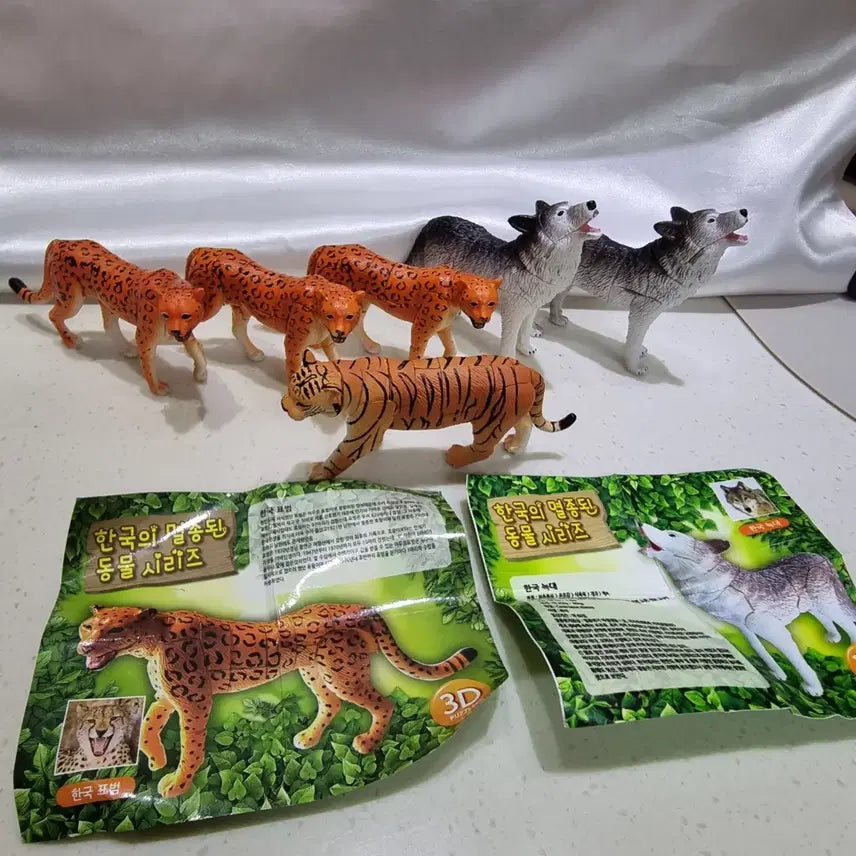 [BUNJANG] Set of 6 Extinct Korean Animals Figurines (Tiger, Leopard, Wolf) / 한국의 멸종된 동물시리즈 호랑이, 표범, 늑대 피규어 6개 일괄 판매
