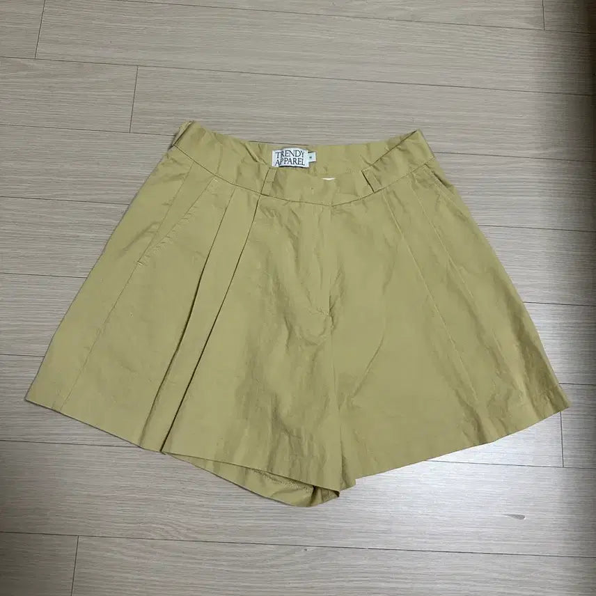 [SOLD OUT] 트렌디어패럴 핀턱 반바지 M