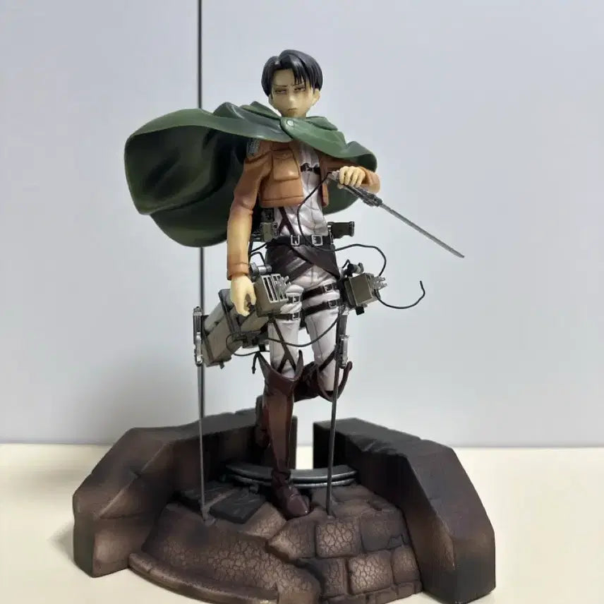 [BUNJANG] Attack on Titan Levi 1/7 Scale Figure (Unsealed) / [개봉] 풀크라 진격의 거인 리바이 1/7 피규어