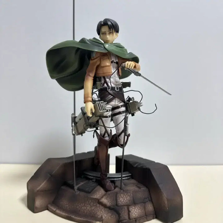 [BUNJANG] Attack on Titan Levi 1/7 Scale Figure (Unsealed) / [개봉] 풀크라 진격의 거인 리바이 1/7 피규어 + I상(벽거인)