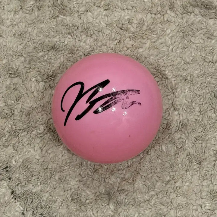 [BUNJANG] IOI Kim Do Yeon Bangkok Signed Ball / 아이오아이 김도연 방콕 사인볼 팝니다.