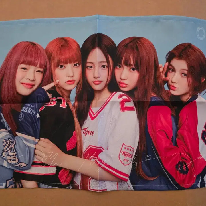 [BUNJANG] NewJeans SKT Fabric Poster (Sealed) / 뉴진스SKT 싸인포스터 (미개봉)