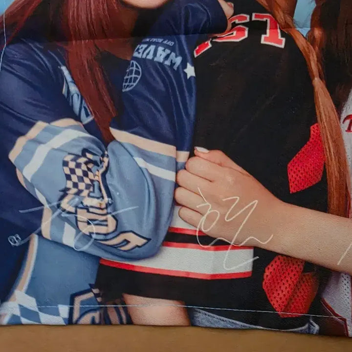 [BUNJANG] NewJeans SKT Fabric Poster (Sealed) / 뉴진스SKT 싸인포스터 (미개봉)