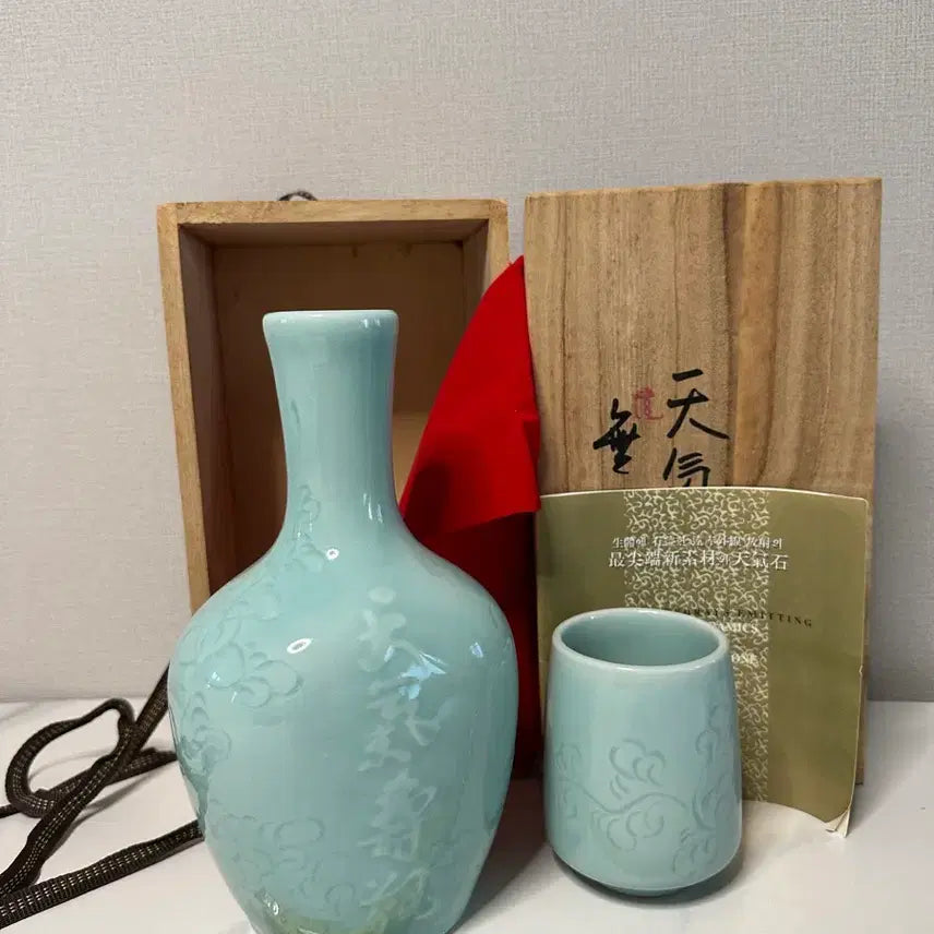 [BUNJANG] Jo Gijeong Cheonggi Stone Celadon Liquor Bottle and Cup Set / [새상품] 무형문화재 조기정 고현 천기석 청자 주병 술잔 세트