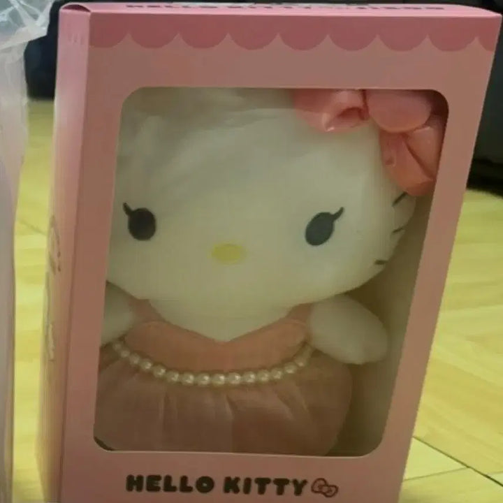 [BUNJANG] Hello Kitty Jisoo Collaboration Doll - New / 키티 지수 콜라보 인형 새상품
