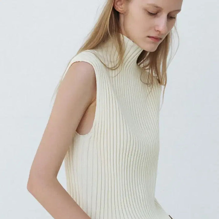 [SOLD OUT] le17 RIBBED MOCK NECK SLEEVELESS TOP