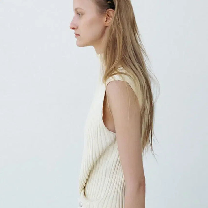 [SOLD OUT] le17 RIBBED MOCK NECK SLEEVELESS TOP