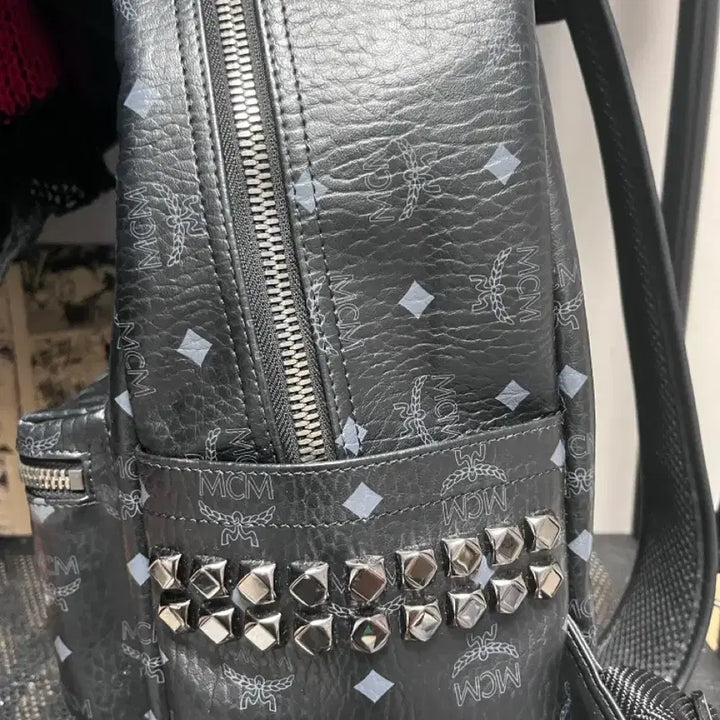 [BUNJANG] MCM Studded Backpack Black (Large) / MCM 백팩 사이드스터드 블랙(L)