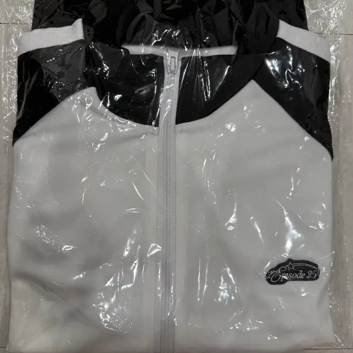 [BUNJANG] Jo Yuri 2025 Episode Track Jacket (Sealed) / 조유리 md 트랙자켓 미개봉 판매