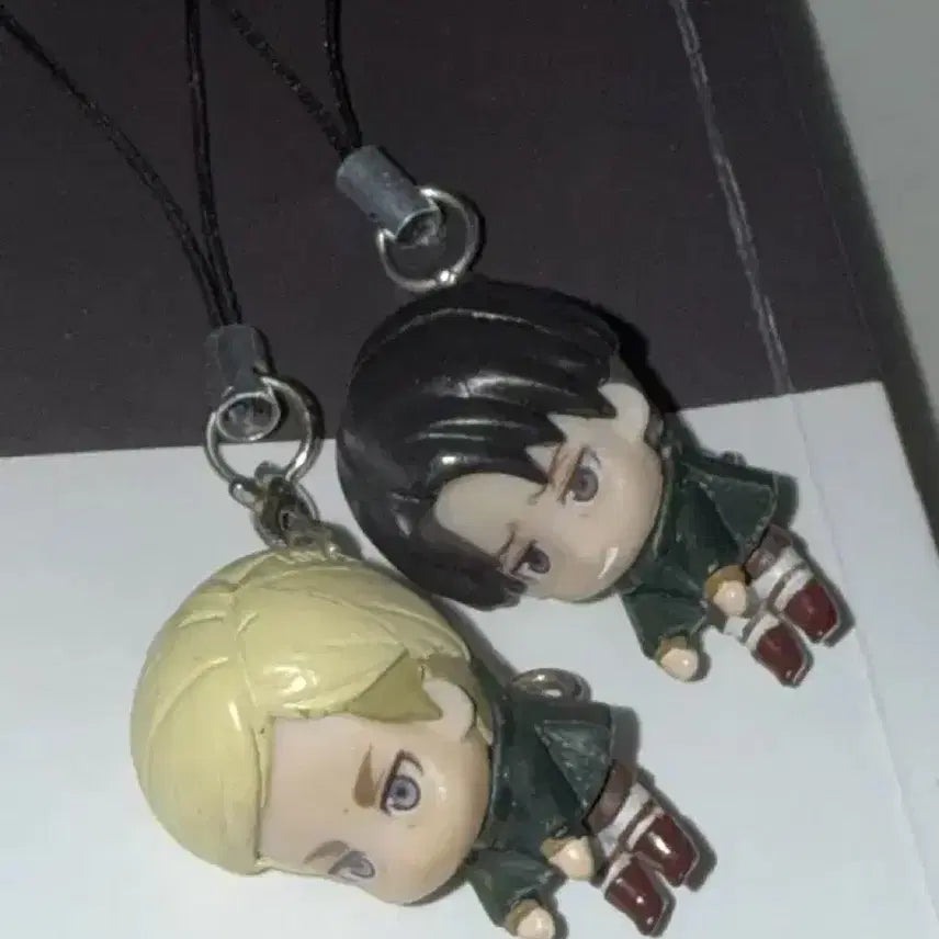 [BUNJANG] Attack on Titan Erwin &amp; Levi Keychain Bundle / 진격의 거인 엘빈 리바이 대롱 가챠 키링