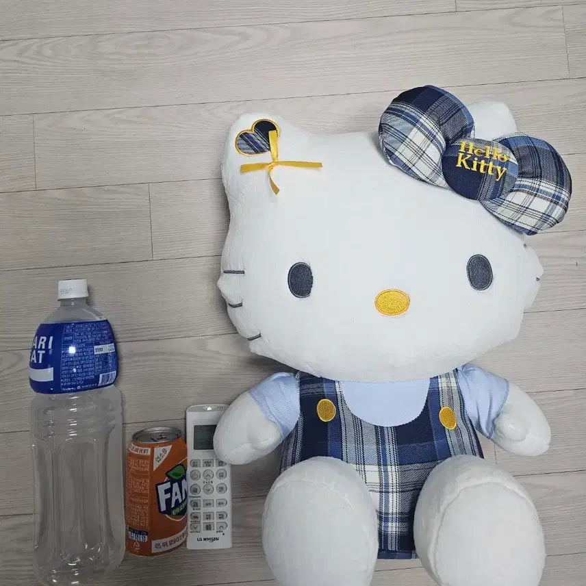 [BUNJANG] Sanrio Hello Kitty Large Denim Check Plush 45cm / 산리오 헬로키티 데님체크 대형 인형 45cm