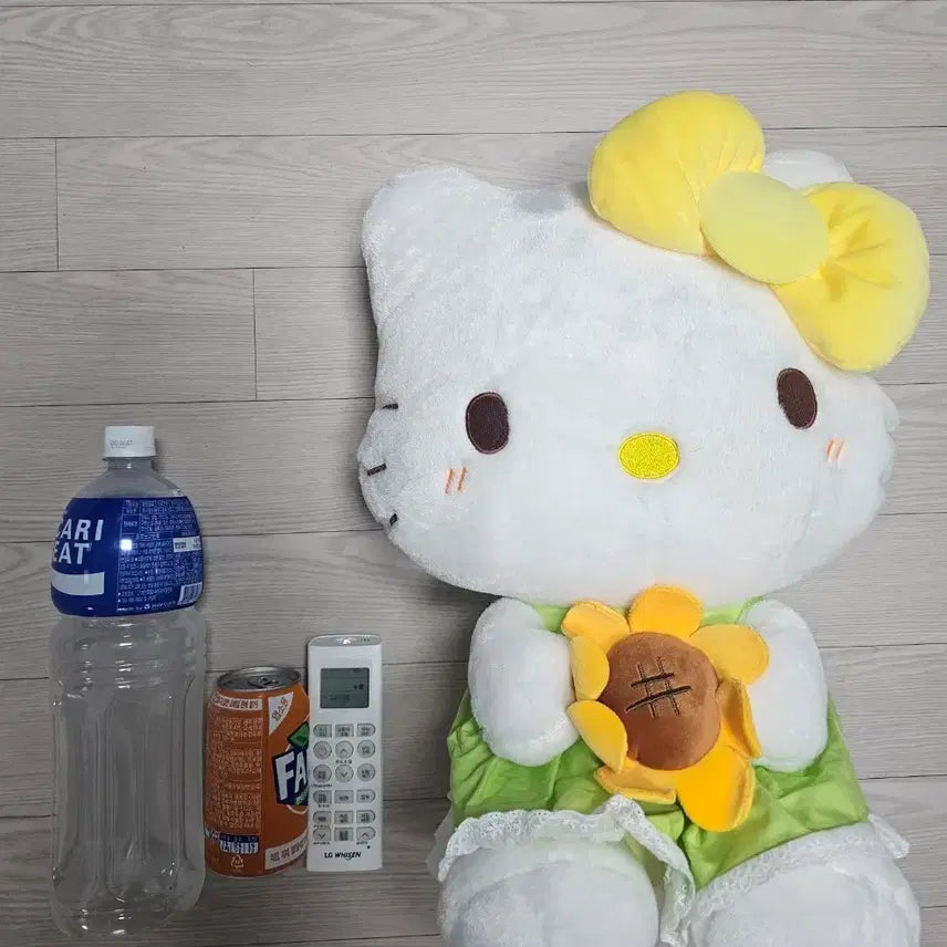 [BUNJANG] Sanrio Hello Kitty Sunflower Large Plush 45cm / 산리오 헬로키티 해바라기 대형 인형 45cm