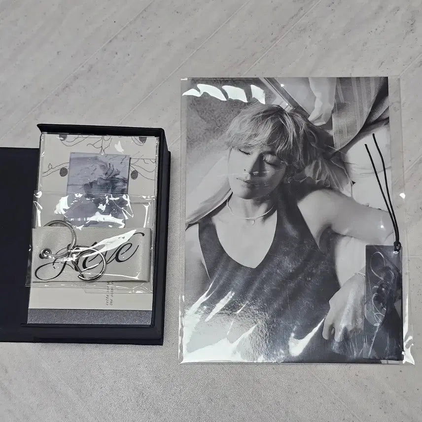 [BUNJANG] BTS V Reve Photobook Magazine Bundle Set Weverse POB / BTS 방탄 뷔 V Reve 포토북 매거진 양도 태형 위버스 특전