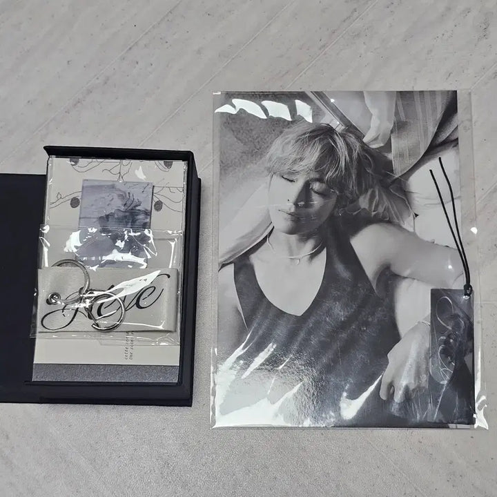 [BUNJANG] BTS V Reve Photobook Magazine Bundle Set Weverse POB / BTS 방탄 뷔 V Reve 포토북 매거진 양도 태형 위버스 특전
