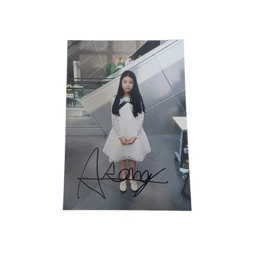 [BUNJANG] Kim Ah-joong Signed Photograph / 김아송 싸인 사진