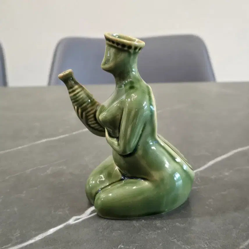 [BUNJANG] Woman Holding a Bottle Ceramic Decanter / 앉아서 병을 들고 있는 여인 도자기 디캔더