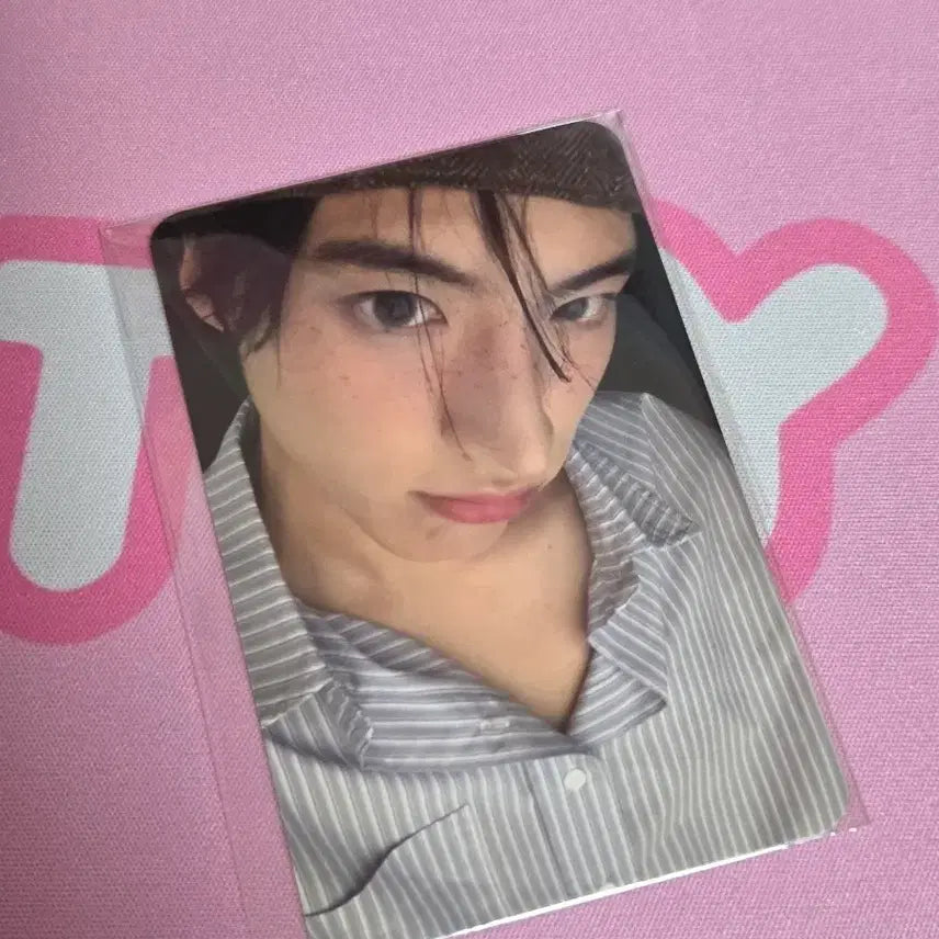 [SOLD OUT] 더보이즈 에릭 얼모스트 블루 포토카드 포카
