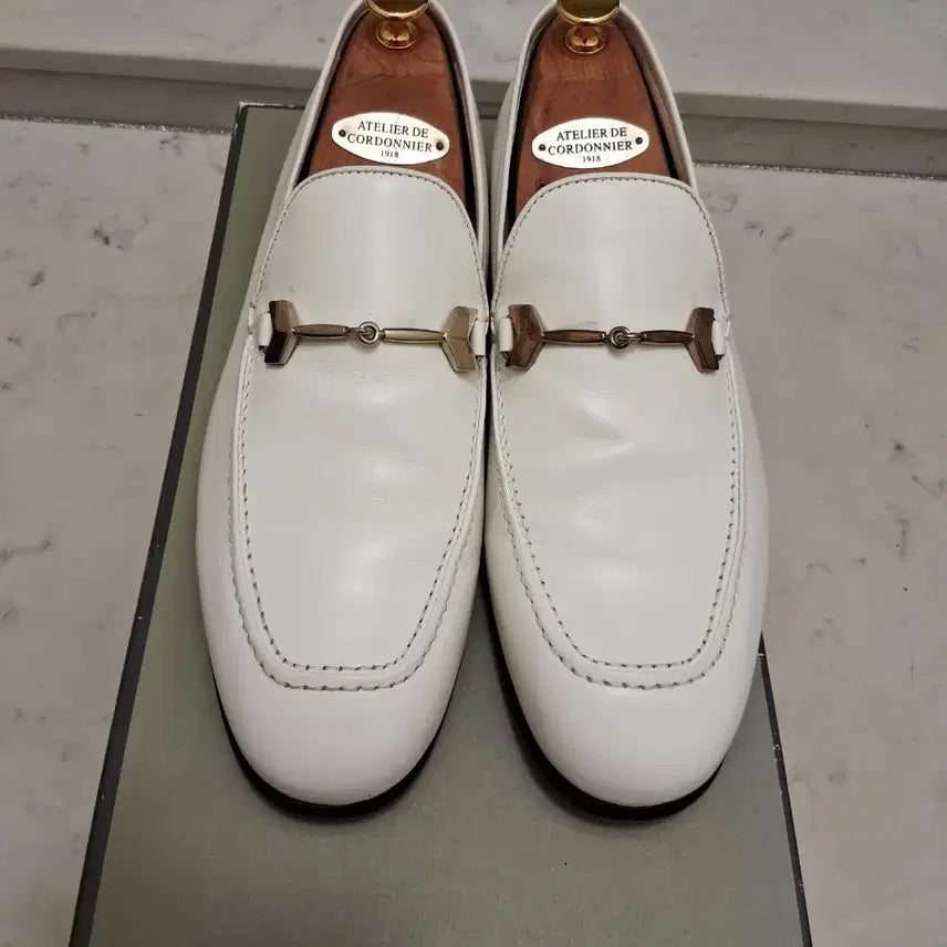 [SOLD OUT] 지미추  화이트 로퍼 (41 1/2)