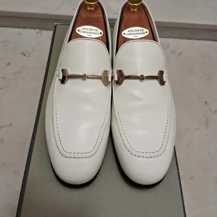 [SOLD OUT] 지미추  화이트 로퍼 (41 1/2)