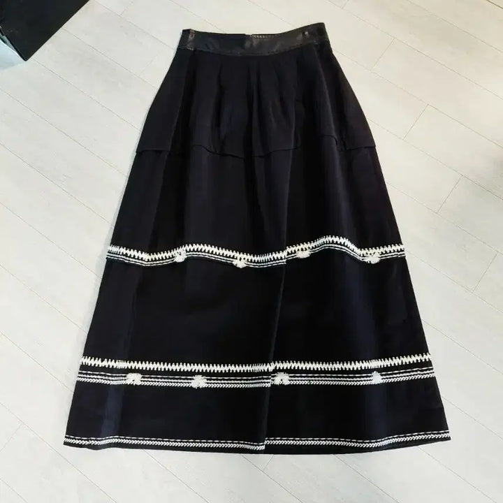 [BUNJANG] Ozsecon Embroidered Long Black Skirt / (최종) 무배 오즈세컨 롱 블랙 자수 스커트 61-90